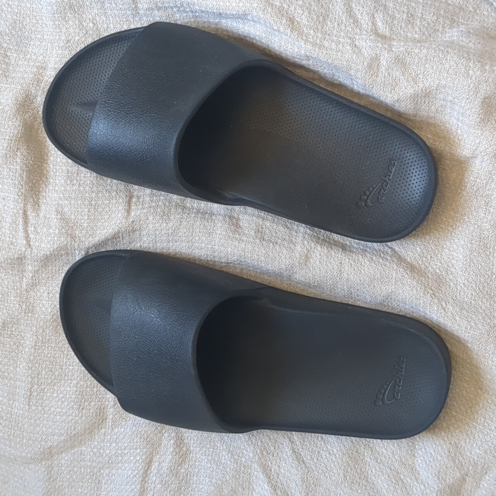 Archies slides, color: black, size: unisex (Men: US 9, Women: US 10)